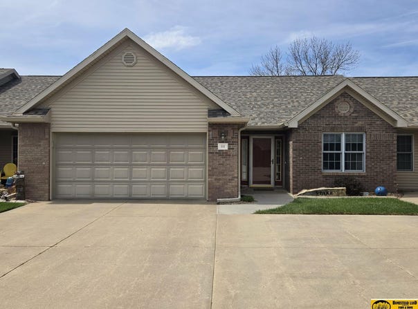 511 Clearwater Circle, Beatrice, NE 68310