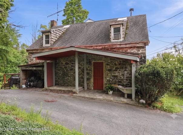574 State Route 32 N, Esopus, NY 12429