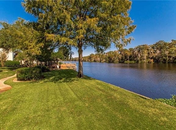100 TCHEFUNCTE OAKS Drive, Mandeville, LA 70471