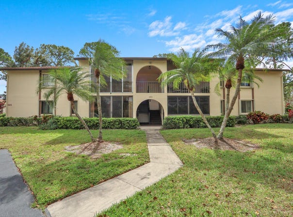 323 KNOTTY PINE Circle, Greenacres, FL 33463