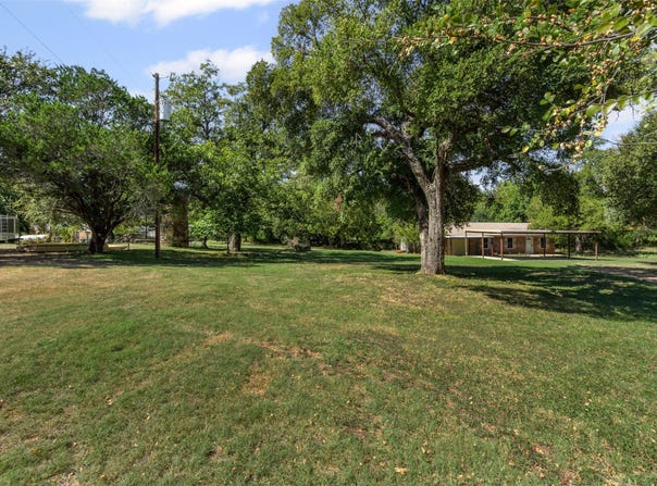 2810 Sky Harbour Drive, Granbury, TX 76049