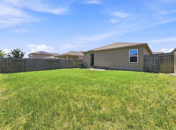360 Farmer Ln, Jarrell, TX 76537