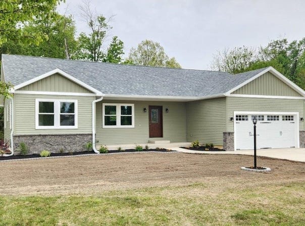 11102 N Dogleg Dr E, Syracuse, IN 46567