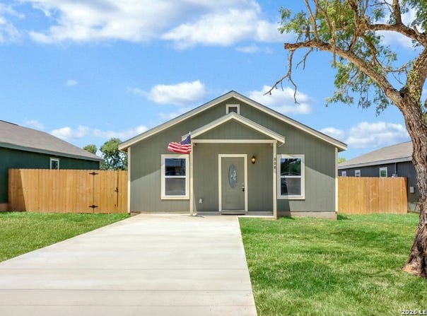 808 E 6TH ST, Nixon, TX 78140