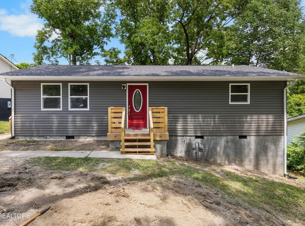 410 W Hemlock St, LaFollette, TN 37766