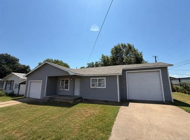 712 Nichols Avenue, Checotah, OK 74426