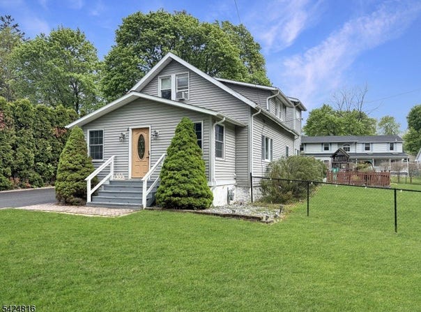 2 Pine St, Mount Olive Twp., NJ 07828-3416