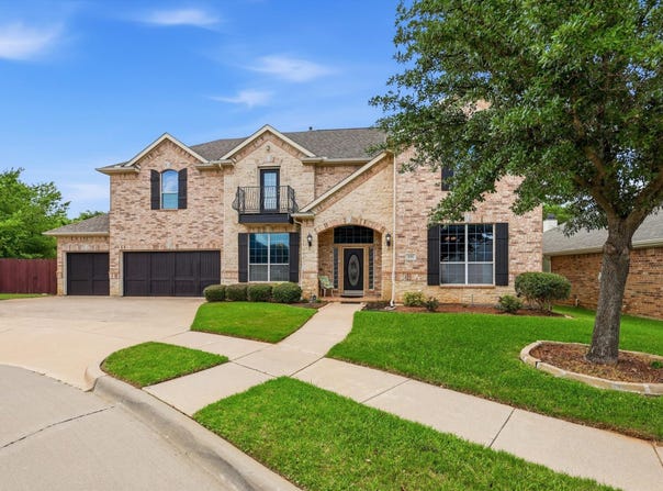 201 Fountainview Drive, Euless, TX 76039