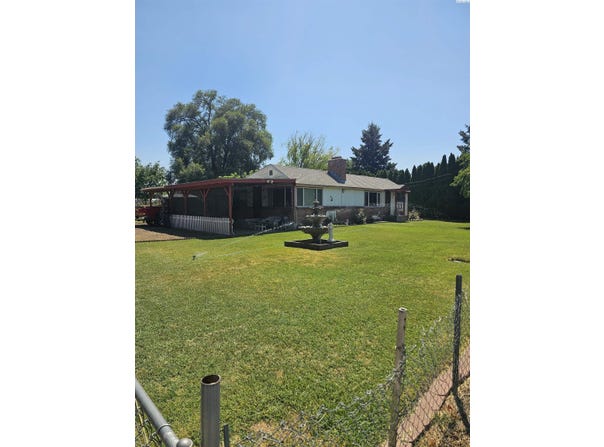 414 Mentzer Ave, Granger, WA 98932