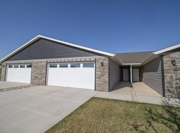 2111 Walnut St, Hull, IA 51239