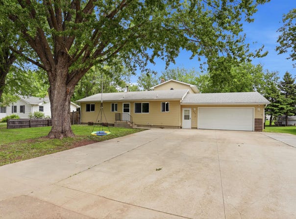704 S Albert St, Freeman, SD 57029