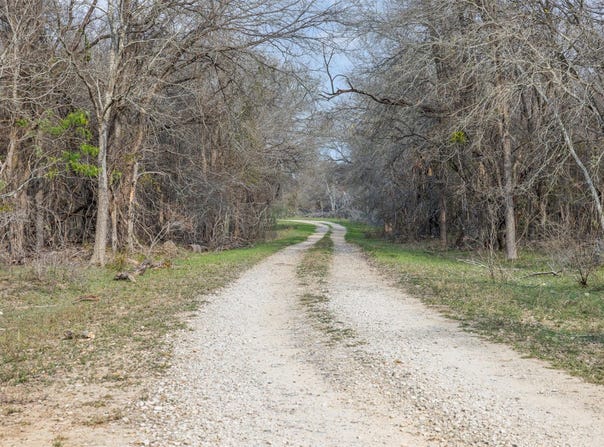 1144 Treetop Ln, Luling, TX 78648