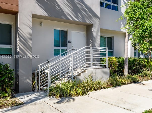2505 NE 193rd St, Miami, FL 33180