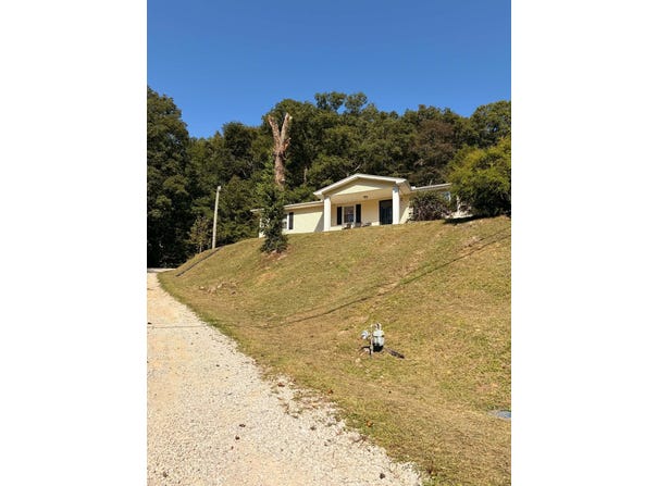 21554 E Lynn Road, Wayne, WV 25570
