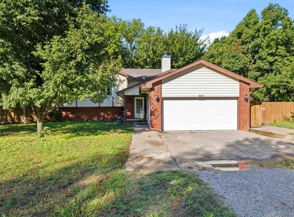 1225 N Wild Turkey Dr, Derby, KS 67937
