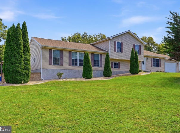 388 CAMELOT Boulevard, FALLING WATERS, WV 25419