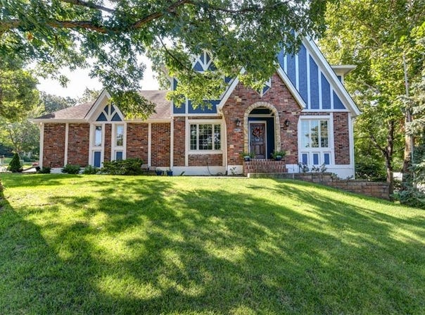 719 White Oak Lane, Gladstone, MO 64116