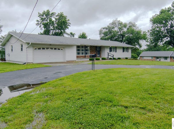 100 W Calvird Drive, Clinton, MO 64735