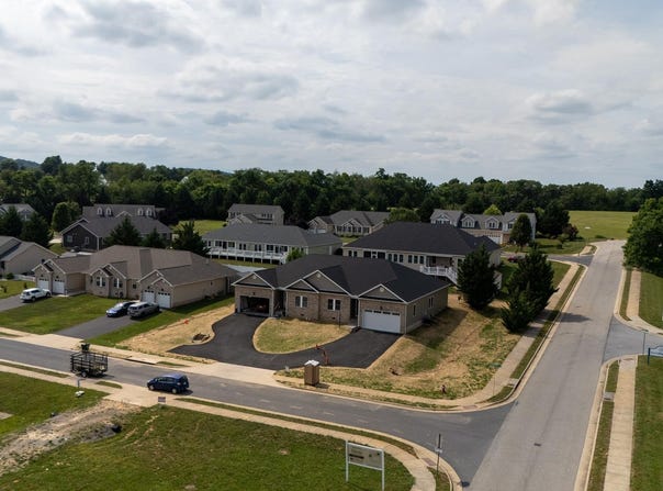 5 MERIWETHER CIR, STUARTS DRAFT, VA 24477