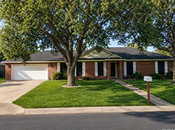 106 WEESE LN, Pleasanton, TX 78064