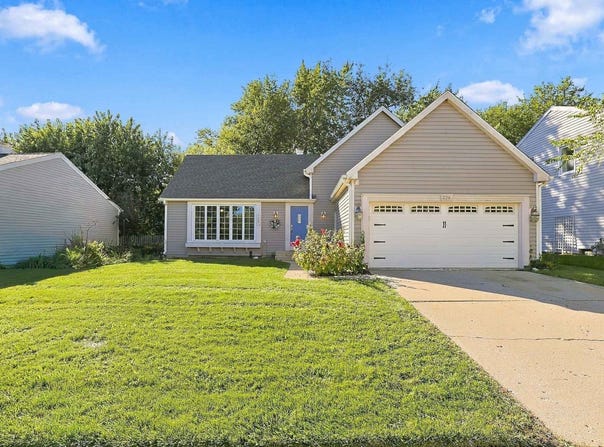 228 N Walnut Lane, Schaumburg, IL 60194