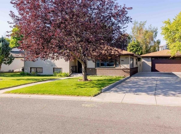 920 Aspen Dr, Cody, WY 82414