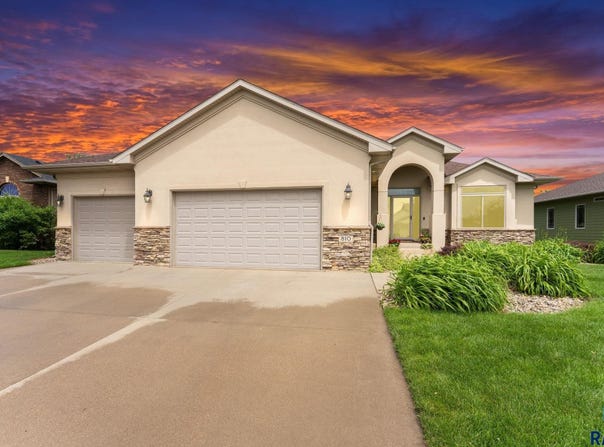 810 Fox Ct, Tea, SD 57064