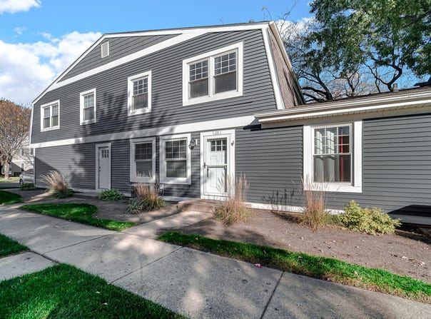 339 Farmington Lane, Vernon Hills, IL 60061