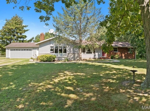 5820 E Copple Rd., Walnut Hill, IL 62893