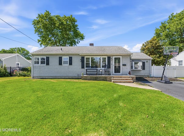 18 Maurice Avenue, Holmdel, NJ 07733