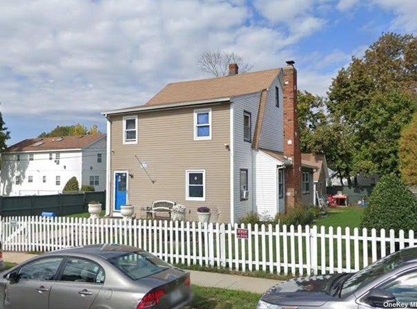 93 Princeton St, Hempstead, NY 11550