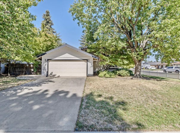 1920 E Paradise Avenue, Visalia, CA 93292