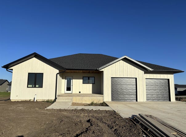 1625 Juneau Pl SE, Orange City, IA 51041