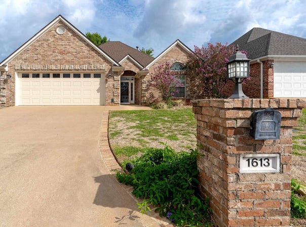 1613 Valley Brook Ln, Longview, TX 75605