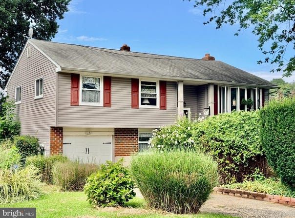 172 BLACKTHORNE LN, ASTON, PA 19014