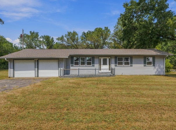 400 NW 48th TER, Topeka, KS 66617