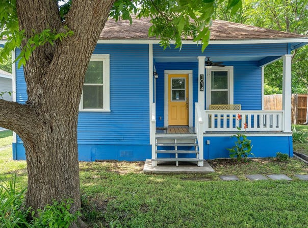 1014 W 6th St, Taylor, TX 76574