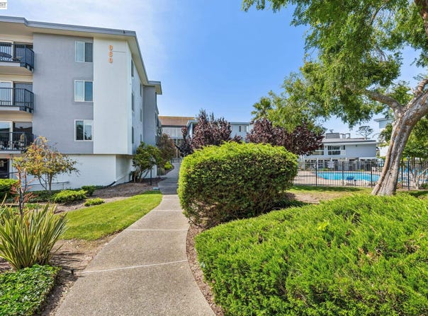 960 Shorepoint Ct, Alameda, CA 94501