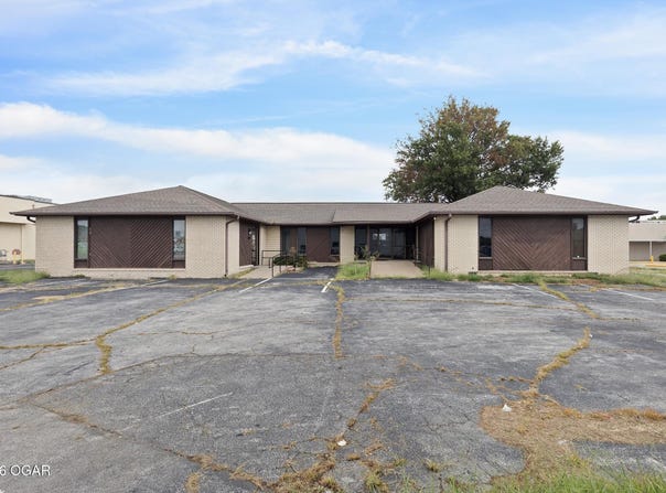 327 E Airport Drive, Carthage, MO 64836