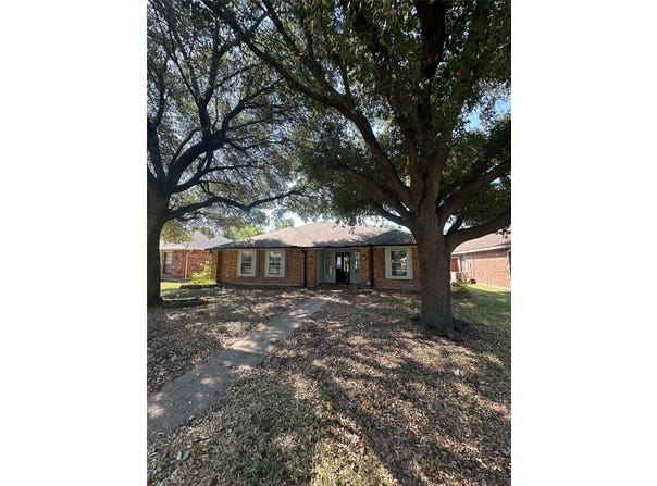 2032 Lansdown Drive, Carrollton, TX 75010
