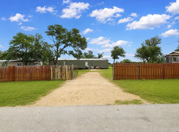 125 Villa Ridge Dr, Poteet, TX 78065