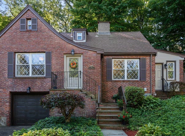 122 Austin St, Newton, MA 02460