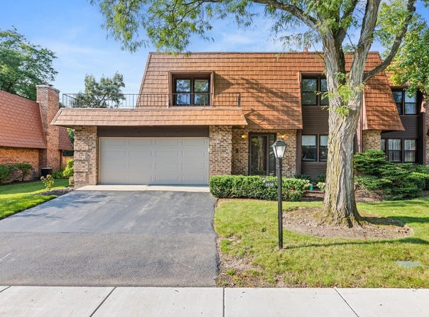 3936 Dundee Road, Northbrook, IL 60062