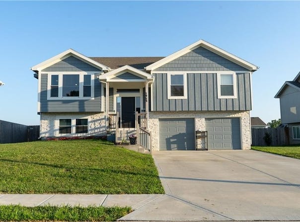 1913 Eagle Drive, Harrisonville, MO 64701