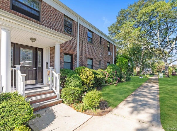 1197 E broadway, Hewlett, NY 11557