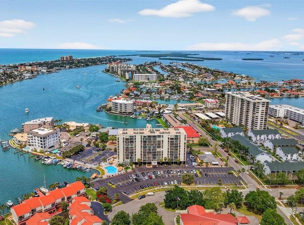 255 DOLPHIN Point, CLEARWATER, FL 33767