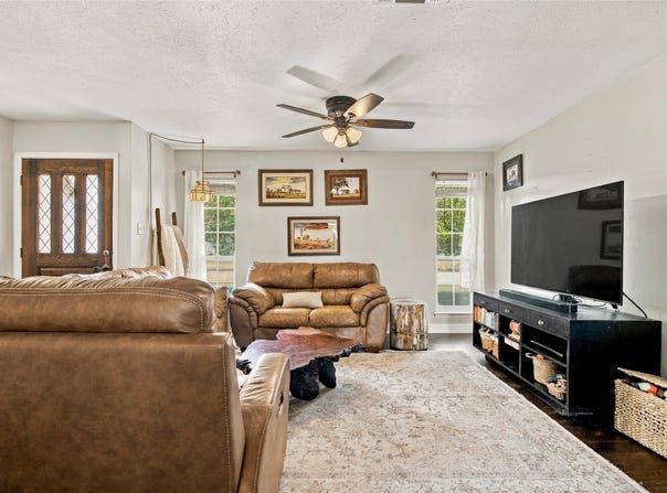 1117 Cozby Street E, Benbrook, TX 76126