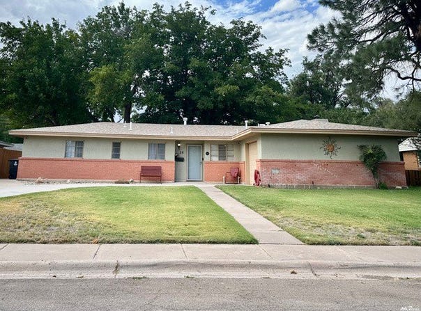 28 Forest Dr, Roswell, NM 88203