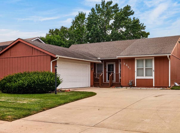 2931 SW Arrowhead RD, Topeka, KS 66614