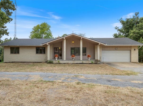 10401 Virden Lane, Gravette, AR 72736